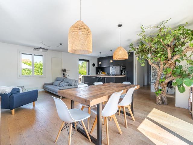 Maison familiale avec piscine et sans travaux à Chazay D Azergues 6 pièce s 155 m2