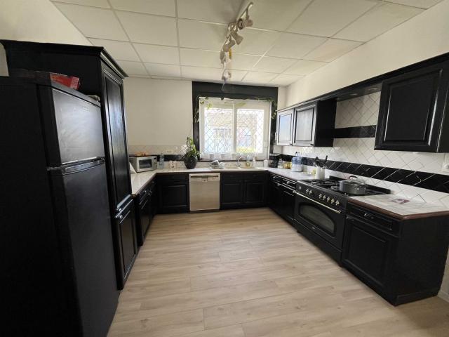 Maison Familiale Avec Piscine Garage Terrain Clos 233m² Roumazières Loubert