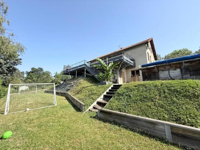 Maison familiale avec terrasse et terrain