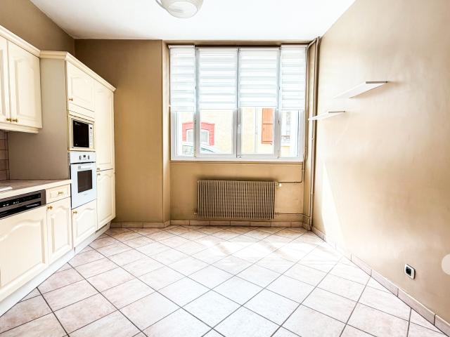 Maison familiale avec volumes, cour, dépendance et caves à Damery