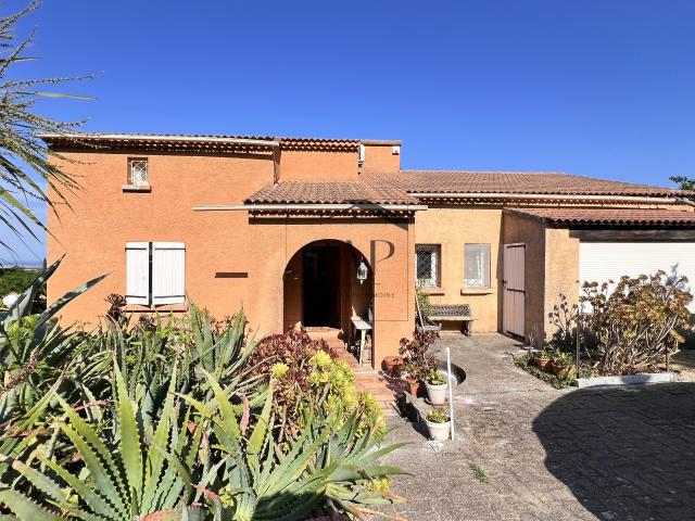Maison familiale avec vue mer, jardin piscinable et fort potentiel