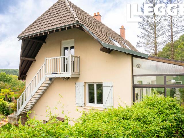 Maison familiale avec vue panoramique, véranda sur jardin et dépendance idéale pour activité pro