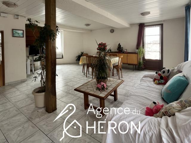 MAISON FAMILIALE A LA CAMPAGNE AVEC PETITE COUR EXTERIEURE