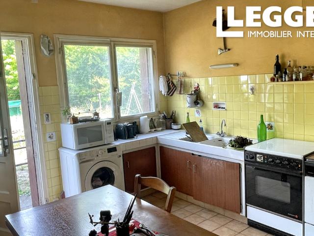 Maison familiale à rafraîchir – 4 chambres, dépendances et parc en bord de rivière