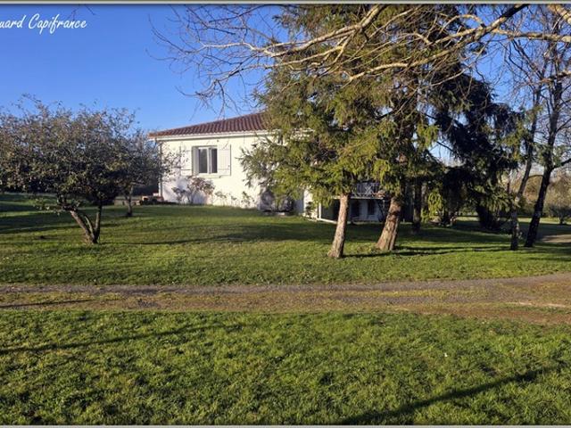 Maison familiale à vendre 4 pièces TERNANT 17 VIE PLAIN PED + dépendances environ 5000m² terrain