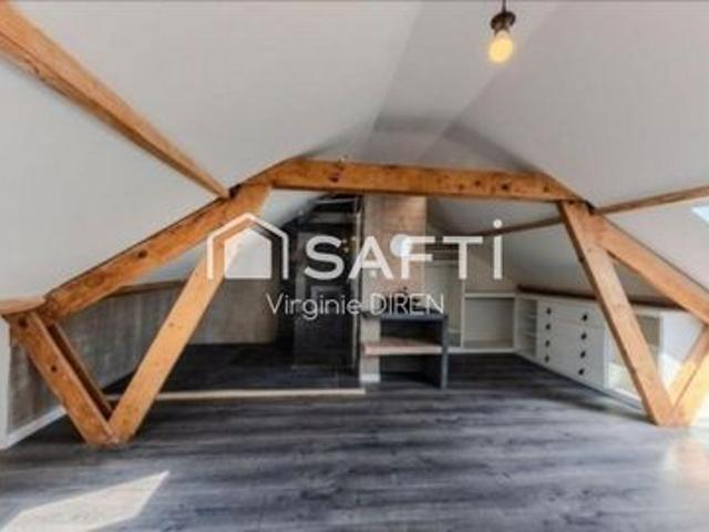 maison familiale, comprenant 7 pièces ave cuisine un salon séjour climatisé,5 chambres dont une suite parentale avec 1 salle d'eau et une salle de bain,un jardin avec une terrasse et une piscine