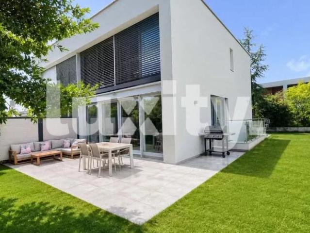 Maison familiale contemporaine avec grand jardin
