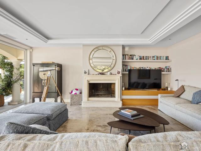 Maison familiale dans un domaine résidentiel sécurisé à Moua. 427m² Mouans Sartoux