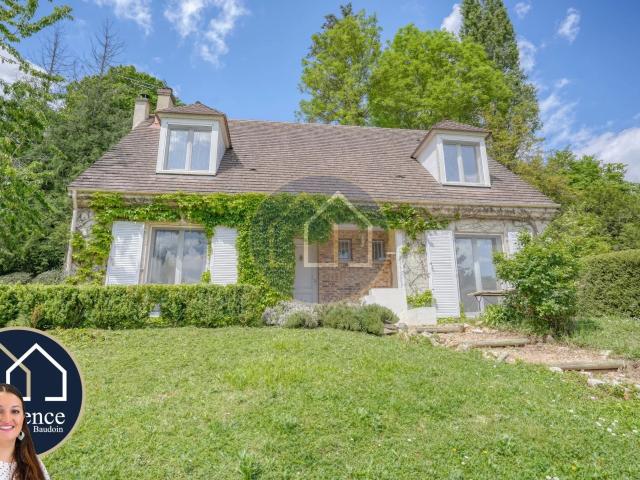 MAISON FAMILIALE DANS UN VILLAGE PRISÉ 4 CHAMBRES SOUS SOL T