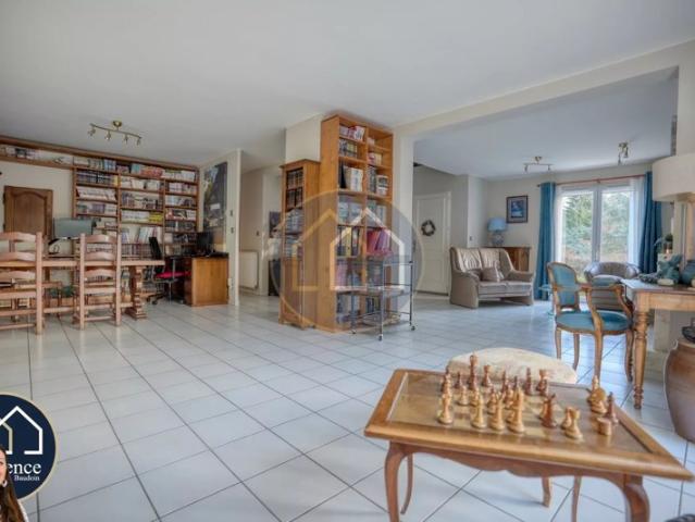 MAISON FAMILIALE DANS UN VILLAGE PRISÉ 4 CHAMBRES SOUS SOL TOTAL TERRAIN 1246m2
