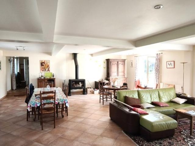 ÉLÉGANTE MAISON FAMILIALE DE 231 m² – 4 CHAMBRES – TERRAIN ARBORÉ DE 2 390 m² – AXE PARIS / AMIENS