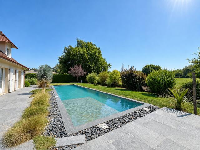 MAISON FAMILIALE DE CARACTÈRE AVEC PISCINE ENVIRON 204 m2 HABITABLES