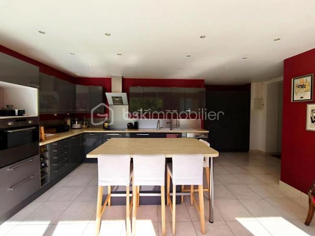 Maison Familiale de caractère de 170 m², 5 chambres, jardin arboré, sans garage à Féricy