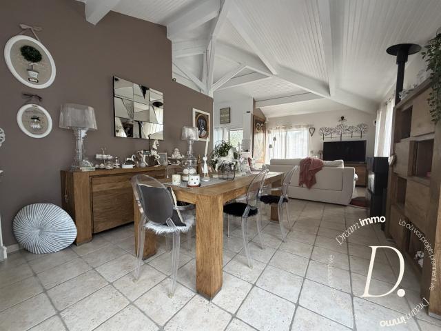 Maison familiale de charme avec piscine, dépendance et fort. 203m² Herm