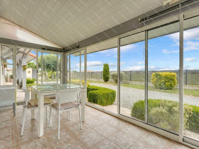 Maison familiale de plain pied avec véranda, garage et piscine