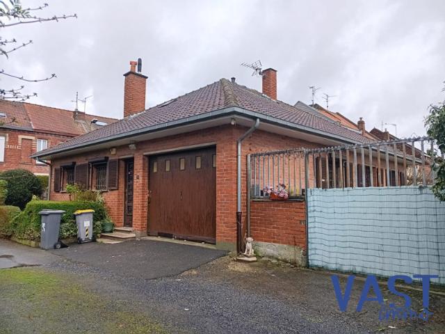 Maison familiale de plain pied avec extérieur et stationnements