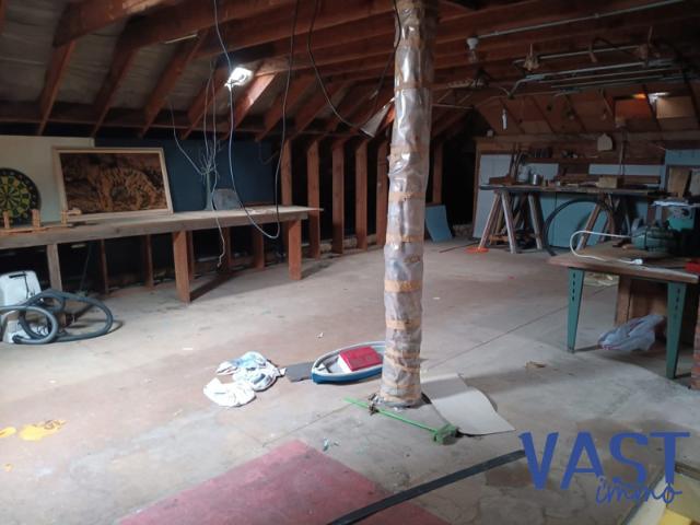 Maison familiale de plain pied avec extérieur et stationnements