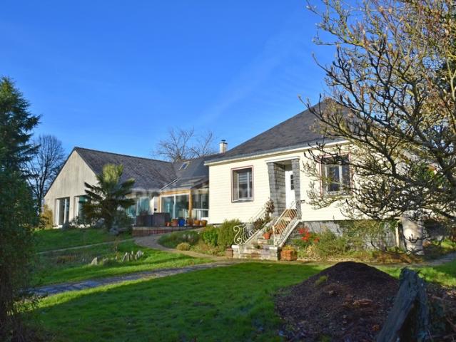 Maison familiale de plain pied avec grande piscine intérieure, aux portes de la Gacilly