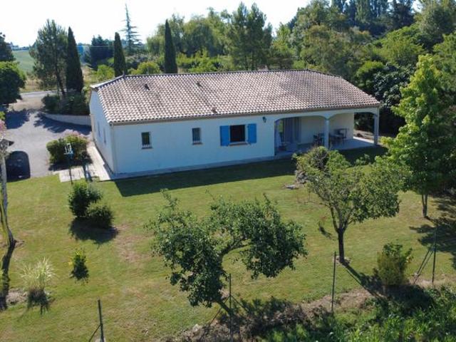 Maison familiale de plain pied avec piscine et grand terrain à Laplume