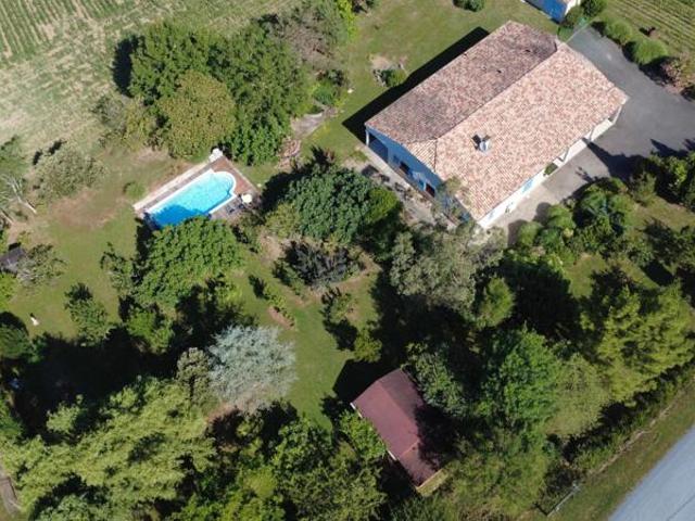 Maison familiale de plain pied avec piscine et grand terrain à Laplume