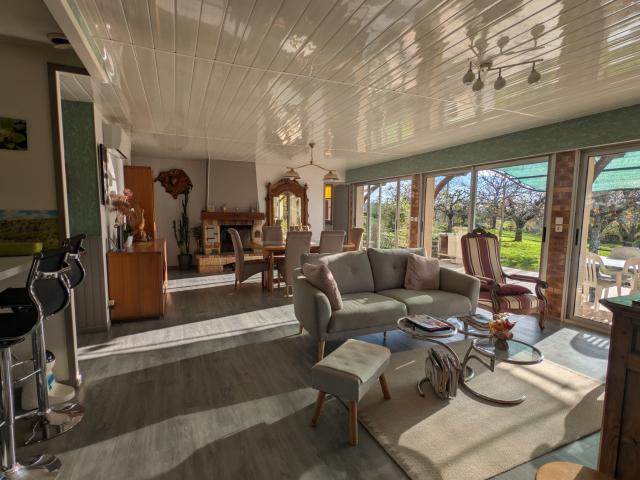Maison familiale de plain pied avec piscine, jardin