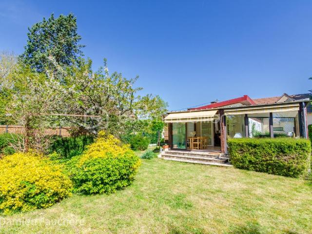 Maison familiale de plain pied majoritairement avec véranda et jardin au calme !