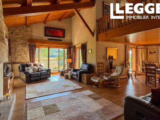 Maison familiale de prestige avec piscine chauffée, vue sur les vignes et espaces de réception exceptionnels