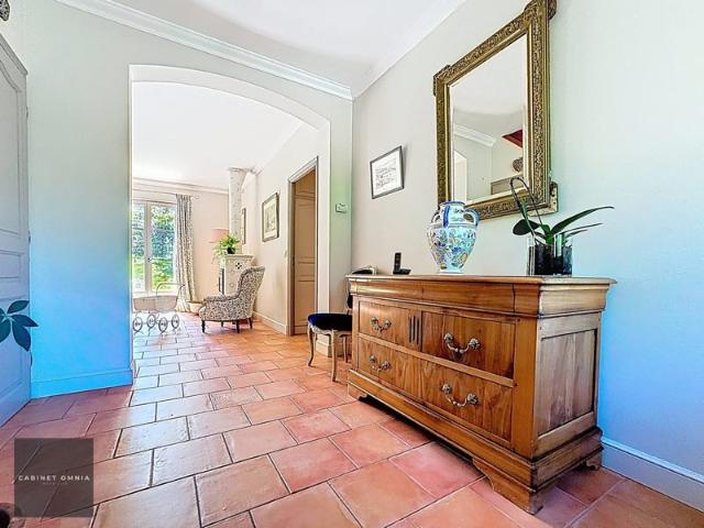 Maison familiale de standing avec piscine et beaux volumes ? S