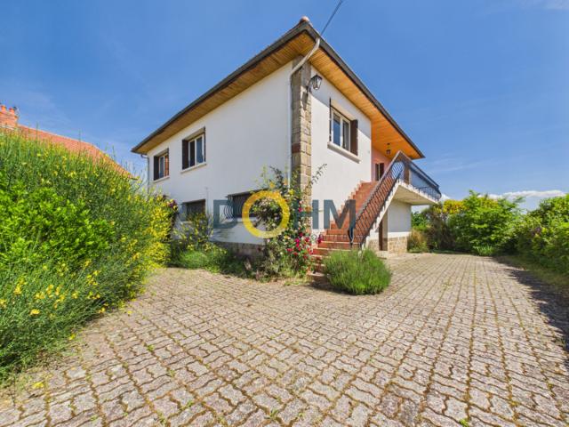 Maison familiale de 146 m2 avec 5 chambres et beau terrain c