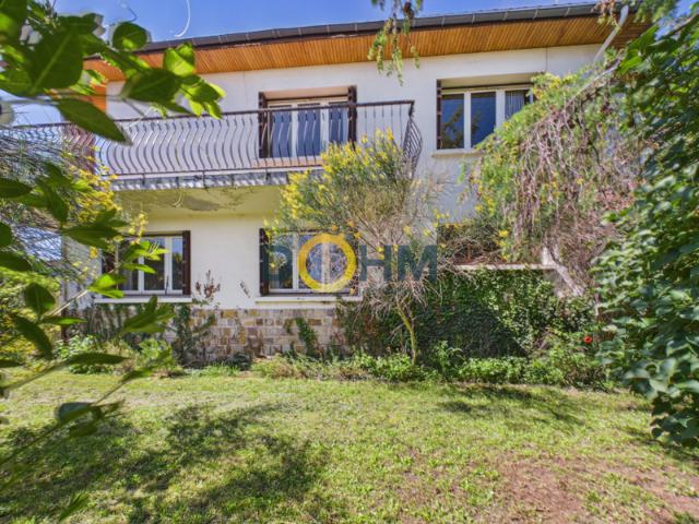 Maison familiale de 146 m2 avec 5 chambres et beau terrain c