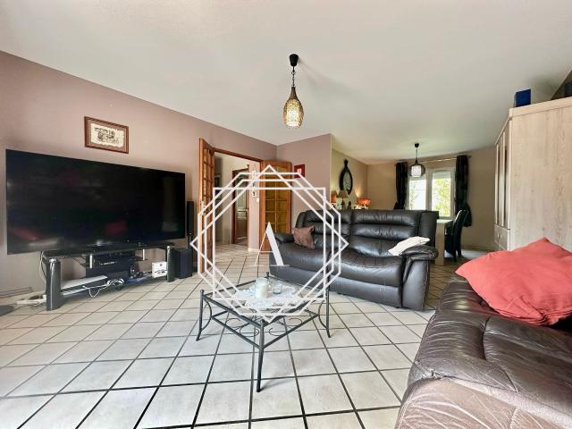 Maison familiale de 148 m2 sur un terrain paysager de 1 700 m2 Calme, confort et qualité de vie assurés!
