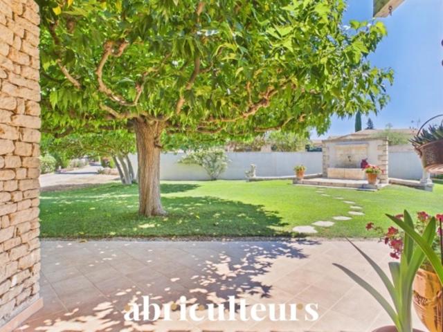 Maison familiale de 198 m² avec T2 indépendant, jardin et garage à Charleval