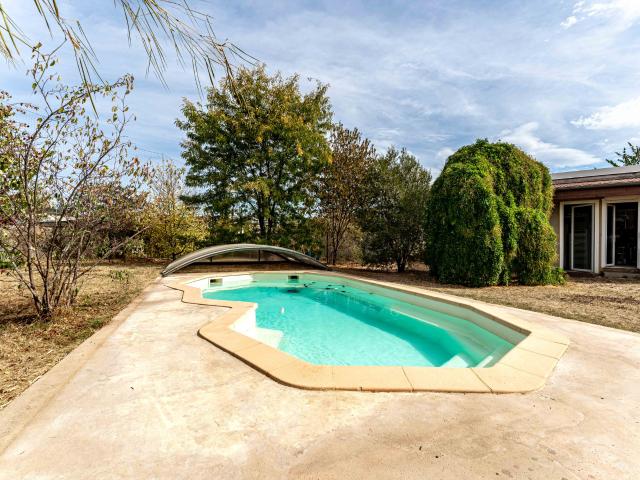 Maison familiale de 109m2 sur terrain plat de 1260m2 avec piscine et dépendance