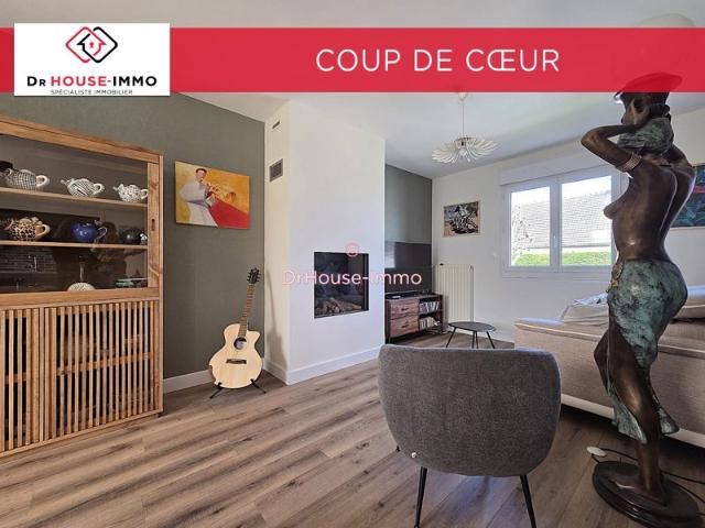 Maison familiale de 121 m² vendue entièrement meublée, vie de plain pied, sous sol total, deux garages et un jardin plein Sud