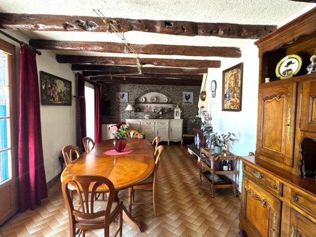 Maison familiale de 247 m² à vendre à Roz sur Couesnon 7 chambres Terrain de 2 000 m² Proche bourg et commerces