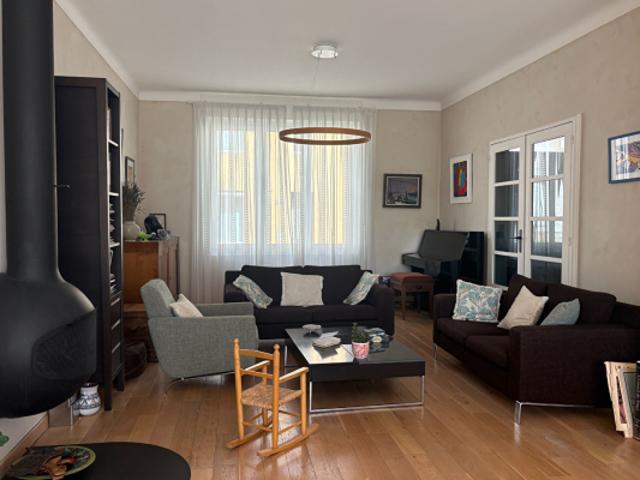 Maison familiale de 245 m² avec jardin, garage double et stationnements