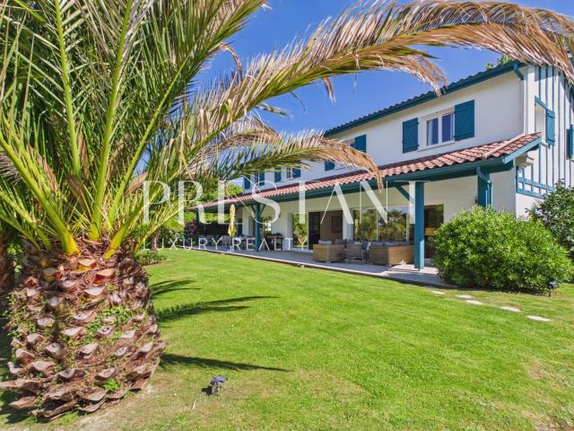 Maison familiale de 275 m² avec un jardin paysagé et piscine. 270m² Arcangues