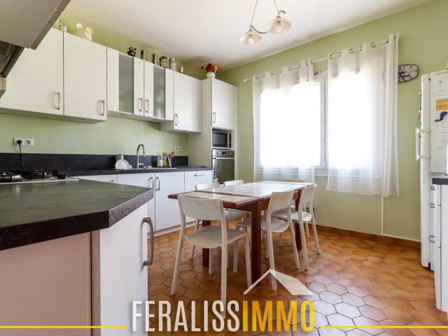 Maison familiale de 220 m2 avec sous sol total et double gar