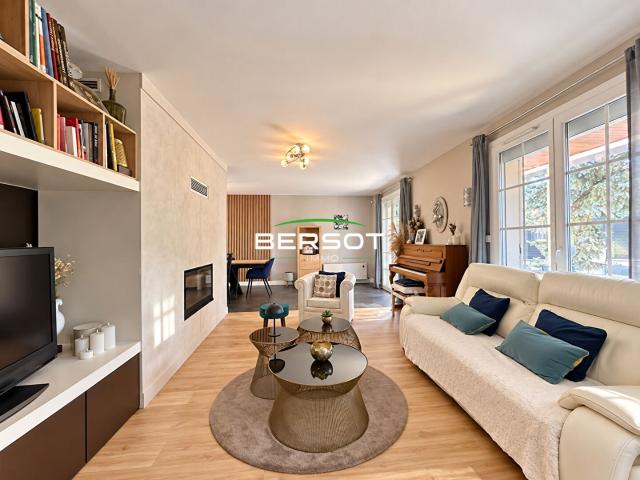 Maison familiale de 235 m² avec piscine chauffée sur les hau. 235m² Besançon