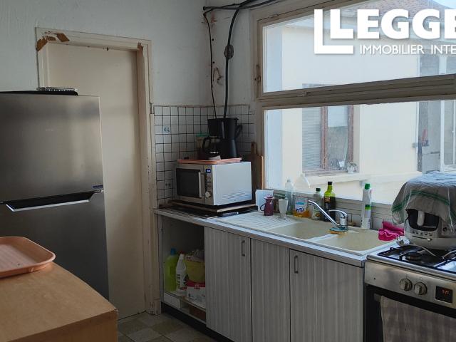 Maison familiale de 4/5 chambres avec jardin et potentiel commercial dans le centre ville