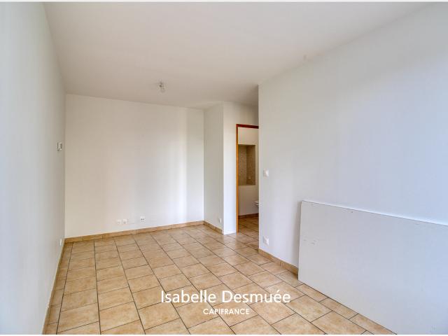 Maison familiale de 4 chambres avec cour et stationnement privé à louer – Tullins