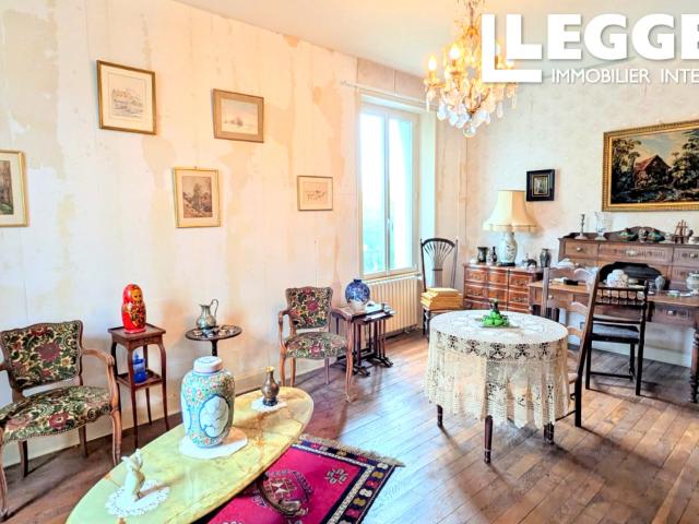 Maison familiale de 4 chambres, prête à être modernisée, avec dépendances et jardin à Arnac Pompadour