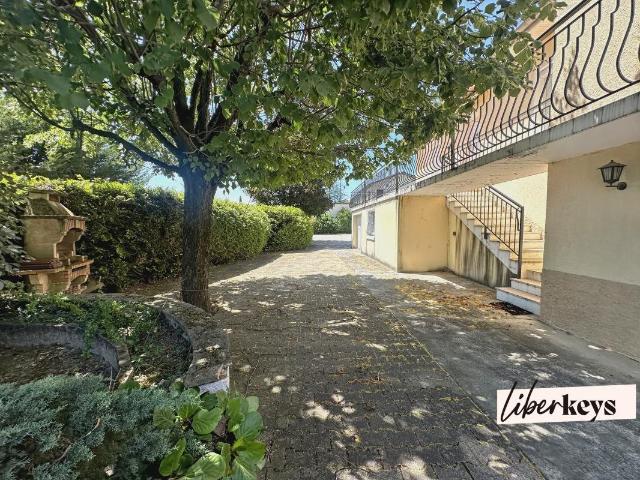 Maison familiale de 8 pièces – 186 m² – Terrain de 1 274 m². 186m² Charly