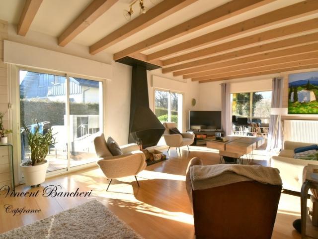 Maison familiale d'environ 160 m² avec piscine, 5 chambres et terrain de plus de 1160 m² au cœur d'un secteur prisé de Reignier