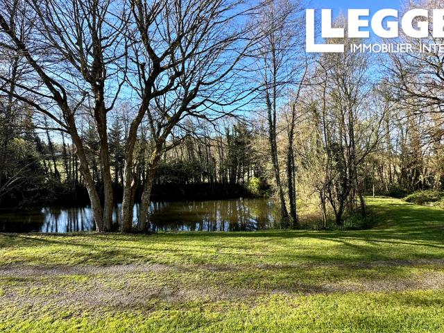 Maison familiale détachée avec terrain spacieux avec grand lac, bois et potential de piscine