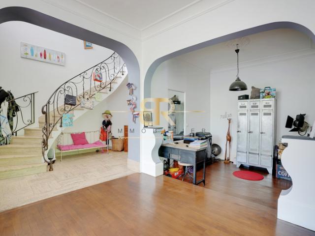 MAISON FAMILIALE D'EXCEPTION 330 m2 AVEC JARDIN, TERRASSE