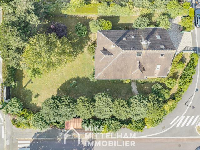MAISON FAMILIALE D'EXCEPTION AVEC BEAU JARDIN PAYSAGÉ