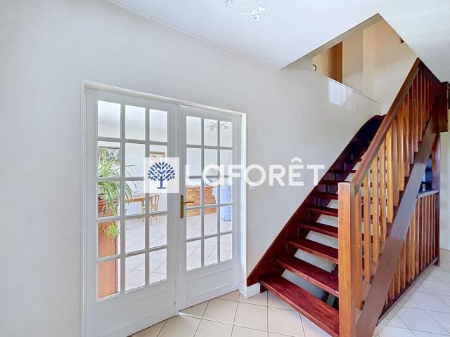 Maison familiale et lumineuse de 160 m², terrain de 790 m² e. 163m² Saint Nom la Bretèche
