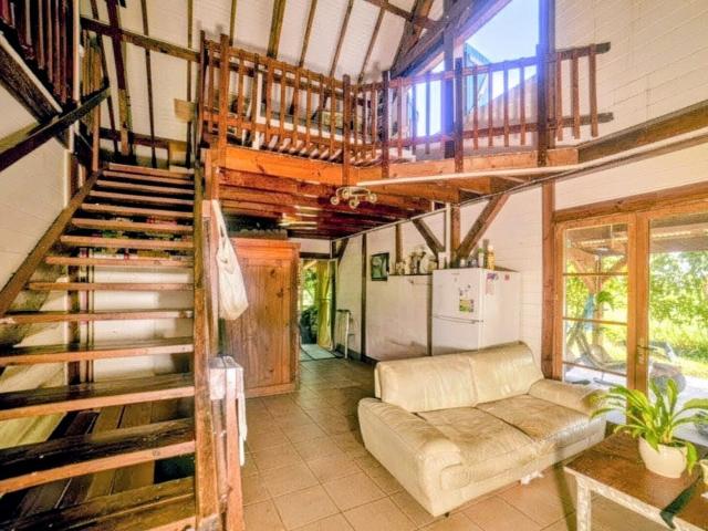 Maison familiale en bois avec vue dégagée sur la campagne