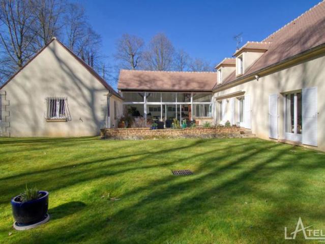Maison familiale à 10mn de la gare de RER de Cergy– 200m² de calme absolu
